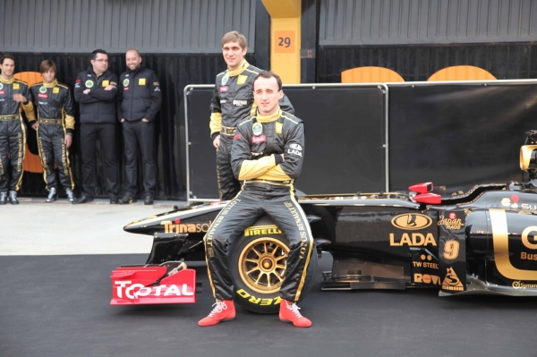Robert Kubica (v popředí) při předvádění monopostu.