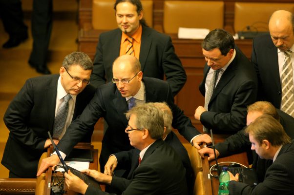Poslanci ČSSD odjíždějí na stranický sjezd, sněmovna se vyprázdní.