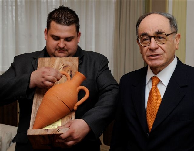 Izraelský velvyslanec Jaakov Levy (vpravo) předal cenu i sklepmistru Karlovi Novotnému z vinařství Štěpán Maňák.