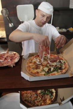 Z příprav ve varšavské pizzerii.