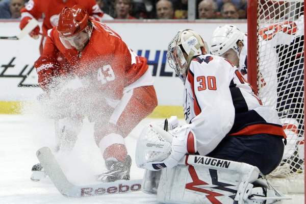 Michal Neuvirth chytá pokus Darrena Helma v utkání Washingtonu s Detroitem.