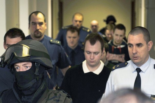 K vrchnímu soudu předvedla Vaculíka, Lukeše, Müllera a Cojocarua eskorta s pouty na rukou.