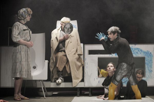Vlevo teta Helena (Ladislav Hampl), vpravo Orestek (Ivan Lupták). Uprostřed Agamemnon/ Menelaos (Miloslav Mejzlík).