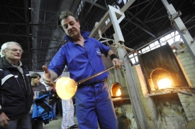 Většina firem stále snižuje své náklady a investice (ilustrační foto).