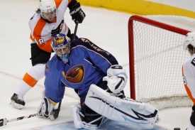 Gólman Ondřej Pavelec pomohl Atlantě k výhře nad Philadelphií.