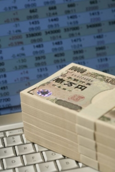 Zasahuje i japonská centrální banka, jen v pátek nakoupila jeny za 25 miliard dolarů.