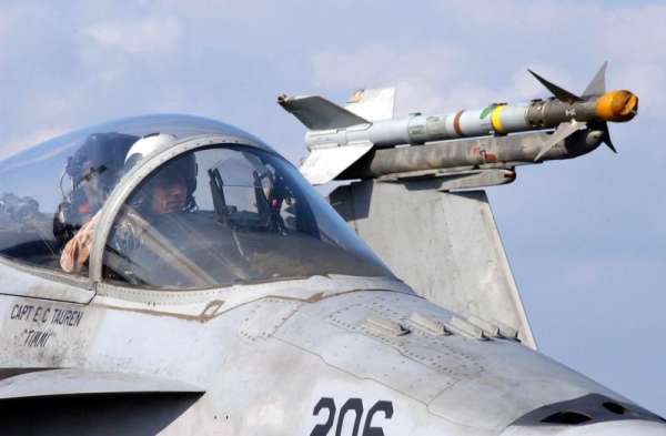 Útok na Irák. F- 18 Hornet se střelou AIM-9 Sidewinder . 
