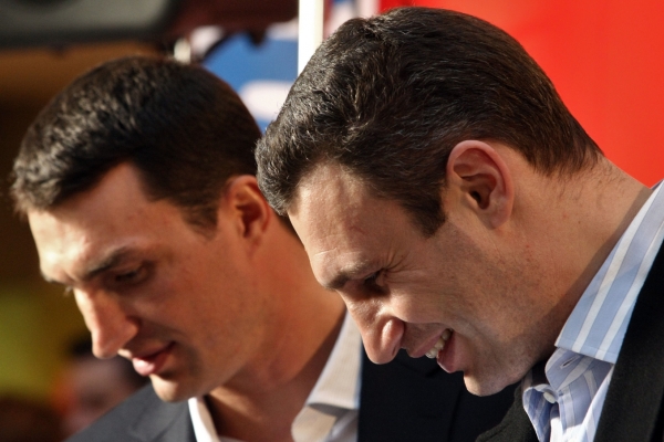 Ukrajinští boxeři Vladimír a Vitalij Kličkovi.