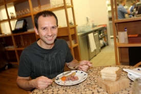 Tomáš Karpíšek v restauraci Čestr. 