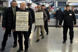 Skupina lidí označujících se za moravské sociální demokraty žádala přímou volbu předsedy všemi členy.