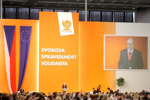 Sjezd ČSSD začal českou hymnou, hymnou EU a projevem úřadujícího předsedy Bohuslava Sobotky.