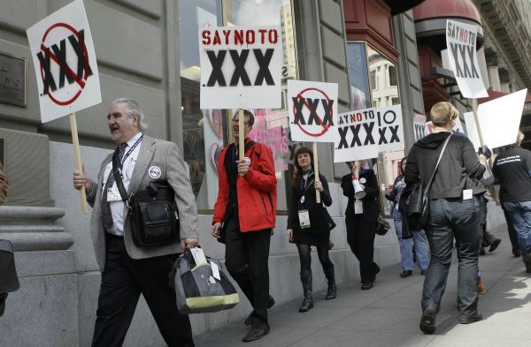 Zástupci pornografického průmyslu vyjádřili nesouhlas s připravovanou změnou čtvrtečním protestem.
