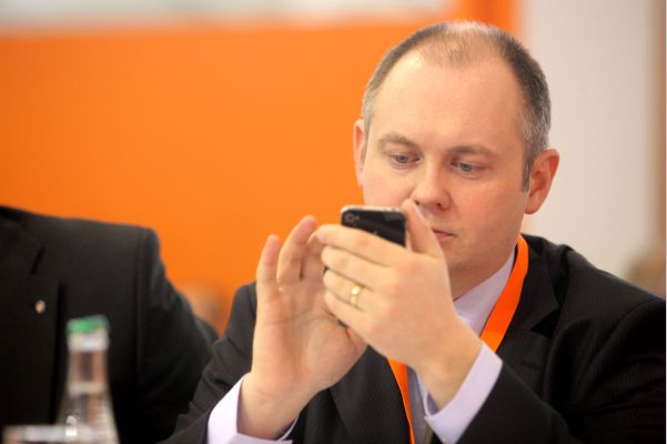 Kandidáti se snaží delegáty ovlivnit i prostřednictvím osobních SMS zpráv.