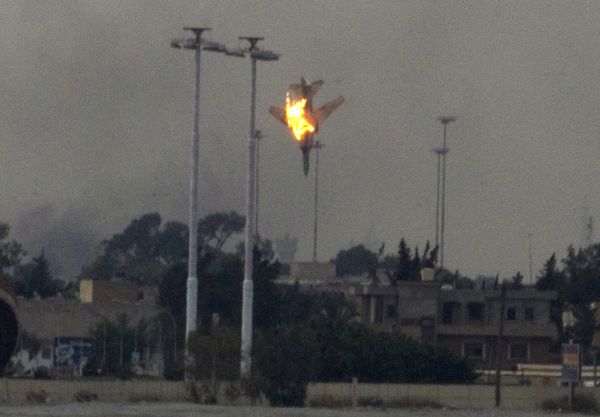 Na předměstí libyjského Benghází exploduje sestřelené letadlo.