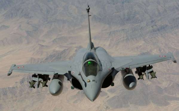 Francouzské letouny Rafale operují nad Libyí.