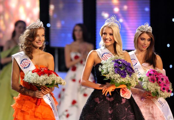 Českou Miss se stala Jitka Nováčková (uprostřed), titul Miss Earth získala Šárka Cojocarová (vlevo).