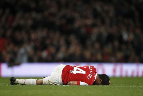 Arsenal je na dně. Na snímku Theo Walcott. 