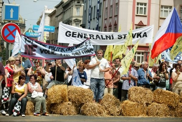 Bude generální stávka, varují odbory. Nelíbí se jim daňová reforma.