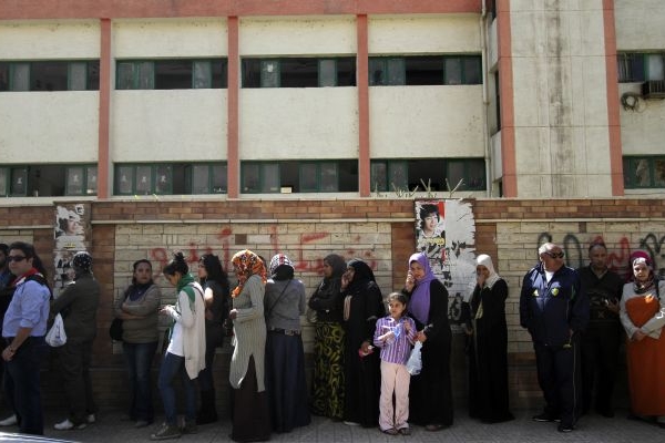 Egypťané stojí frontu před volební místností. Egypťané stojí frontu před volební místností.