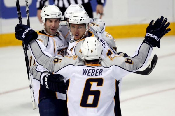 Martin Erat (uprostřed) zařídil Nashvillu výhru v Buffalu.