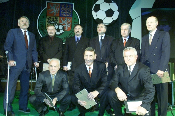 Ladislav Novák (úplně vpravo), kapitán stříbrné jedenáctky z Chile.