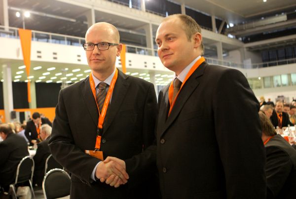Nejpopulárnějšími politiky zůstávají Bohuslav Sobotka a Michal Hašek z ČSSD.