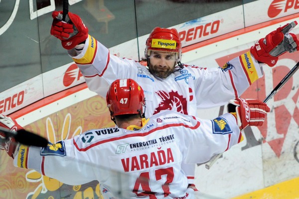 Třinečtí Radek Bonk a Václav Varaďa se radují z jednoho gólu ve slávistické síti.