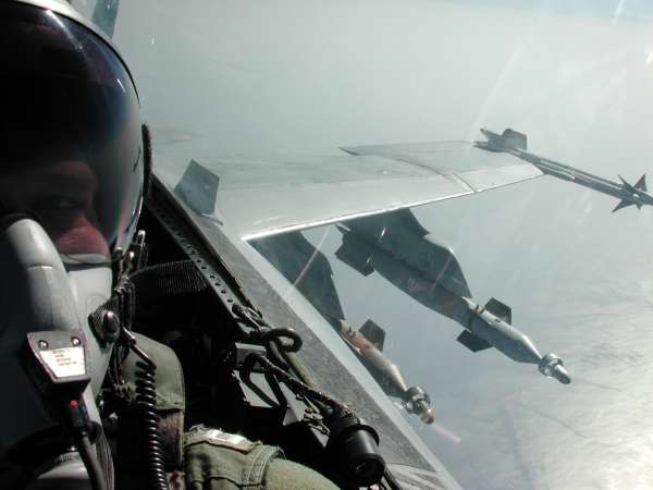 F-18/A Hornet a střely Sidewinder (ilustrační foto).