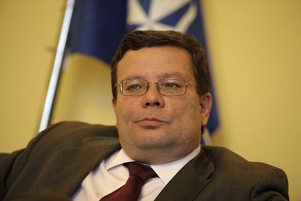 Někdejší místopředseda vlády pro české předsednictví stále trvá na tom, že nevýhodné smlouvy nepodepisoval.