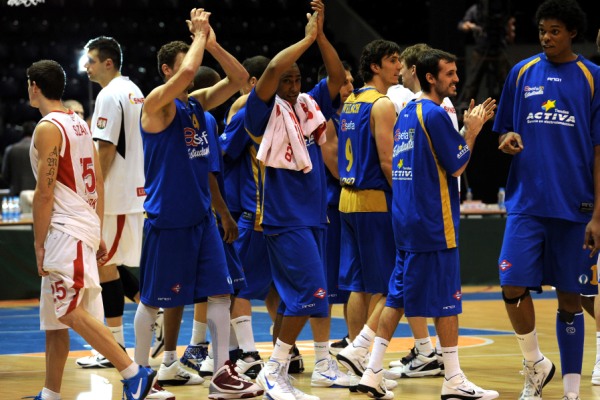 Basketbalisté Nymburka (v bílých dresech) v Jadranské lize skončí.