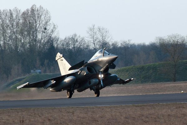 Francouzská stíhačka Rafale se vrací z mise v Libyi.
