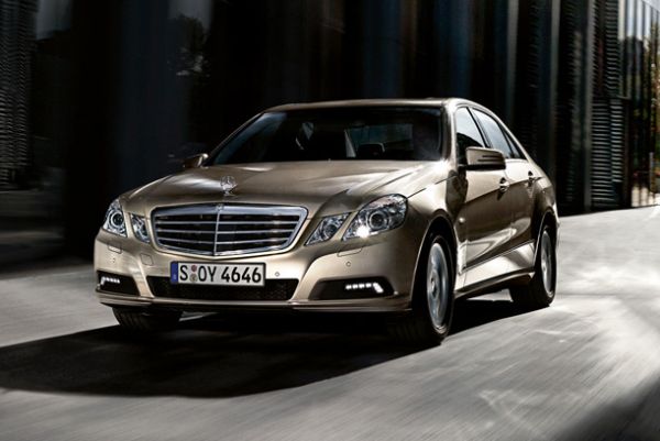 Mercedes-Benz třídy E v karosářské verzi limuzína.
