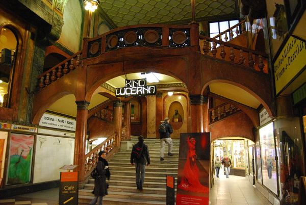 Secesní multifunkční palác Lucerna byl na svou dobu unikátním komplexem.