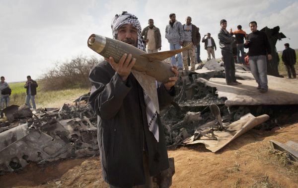 Libyjec nad troskami zříceného letounu  F-15.