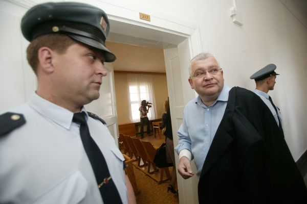 Roman Vaškůj (vpravo) u soudu kvůli aféře bývalého ministra Čunka. Roman Vaškůj (vpravo) u soudu kvůli aféře bývalého ministra Čunka.