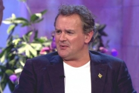 V seriálu hraje herec Hugh Bonneville.