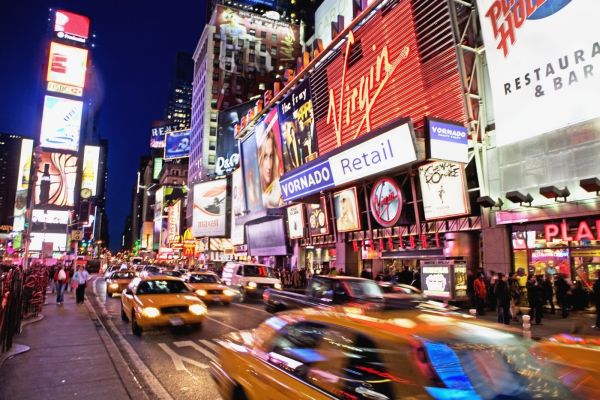 Times Square se tradičně na hodinu ponoří do tmy. Times Square se tradičně na hodinu ponoří do tmy.
