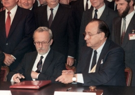 Traduje se, že Genscher si byl tehdy vědom historického okamžiku a pero osobně "šlohnul" ze stolu, na němž byl dokument stvrzen. 