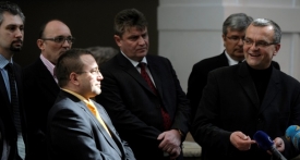 Ministři školství a financí Josef Dobeš (vlevo vpředu) a Miroslav Kalousek (vpravo) se zástupci českých sportovních svazů.