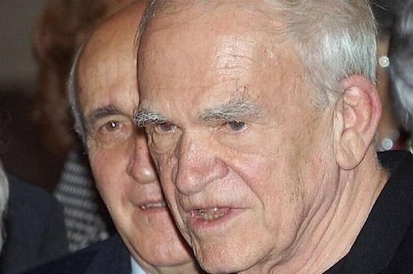 Milan Kundera v Paříži přebírá čestné občanství města Brna.