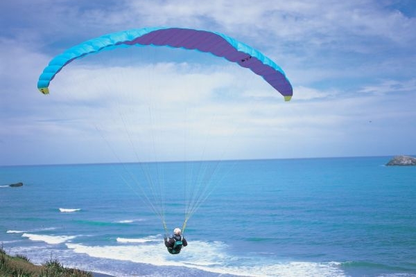 Paragliding (ilustrační foto). Paragliding (ilustrační foto).