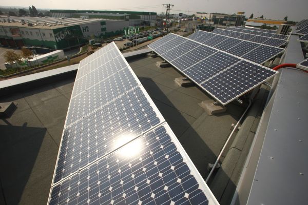 Distributoři by podle fotovoltaické asociace měli umožnit alespoň připojování malých střešních elektráren.