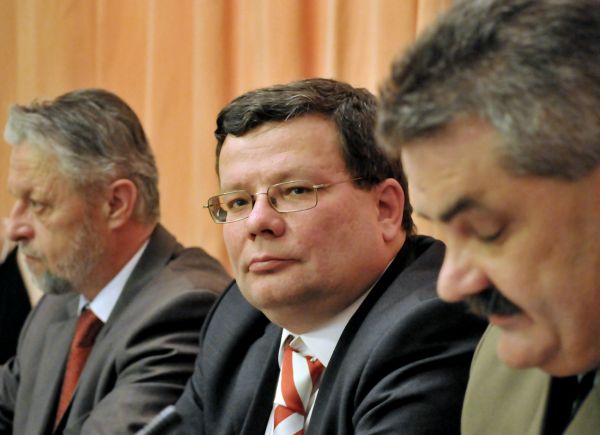 Alexandr Vondra, ministr obrany a místopředseda ODS. Alexandr Vondra, ministr obrany a místopředseda ODS.