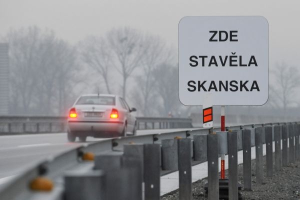 Ministr dopravy Vít Bárta umístil k silnicím, na kterých se objevila závada, tuto ceduli.