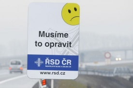Společnosti Skanska se samozřejmě cedule nelíbí, takže požaduje jejich odstranění.