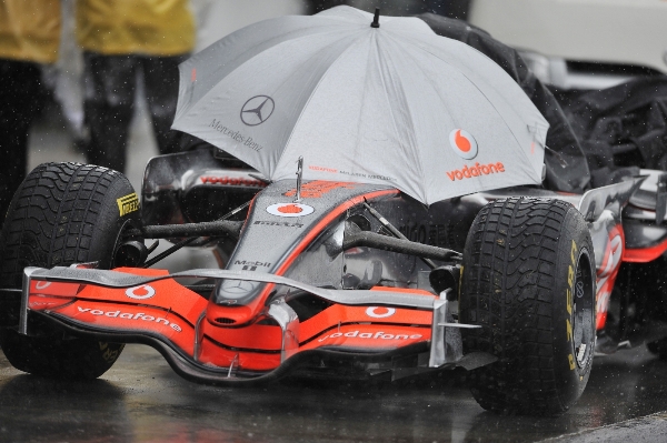 Aktuální obrázek z Melbourne, nový ročník formule 1 možná začne na mokru.