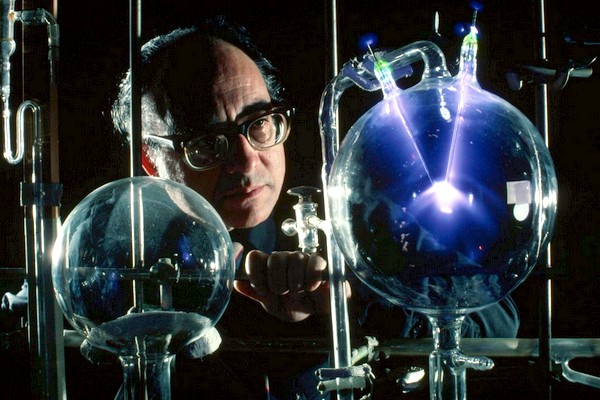 Stanley Miller krátce před svou smrtí v roce 2007 zapózoval před aparaturou z 50. let.