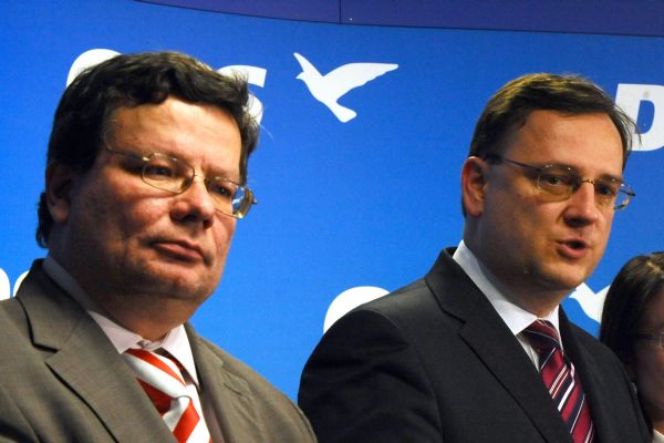 Premiér Petr Nečas (vpravo)) a ministr obrany Alexandr Vondra.