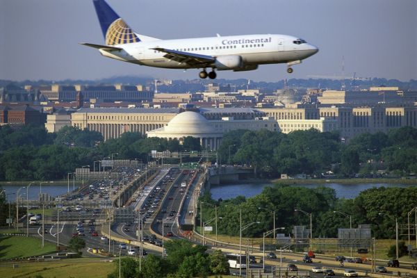 Letadlo se chystá přistát na Reaganově letišti ve Washingtonu (ilustrační foto).