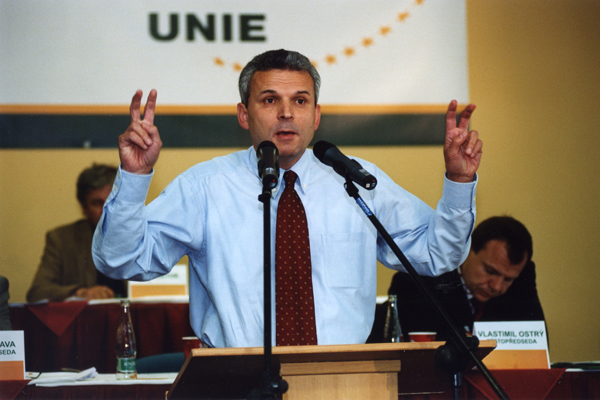 V roce 2005 byl v Paroubkově vládě ministrem obrany Karel Kühnl. V roce 2005 byl v Paroubkově vládě ministrem obrany Karel Kühnl.